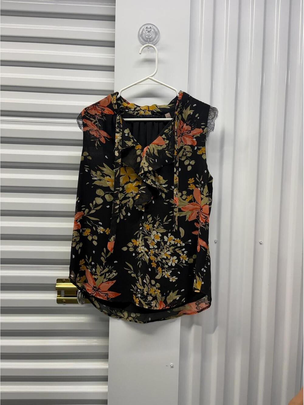 Tahari Women’s Large Tahari Floral Sleeveless Blouse Tie Neck Lace Detail